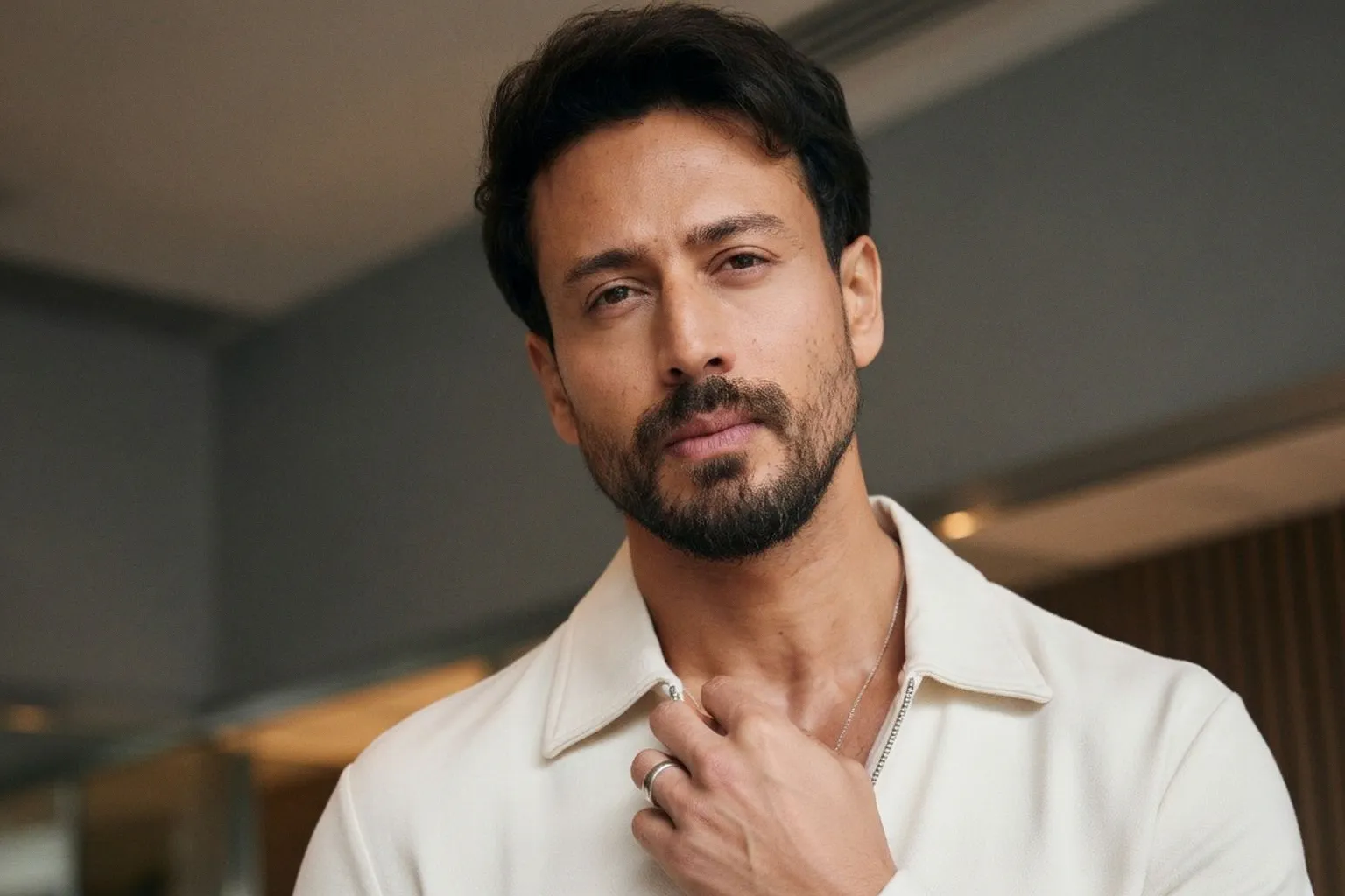 Tiger Shroff über Männerhautpflege: Warum Sonnenschutz für jeden Sportler Pflicht ist